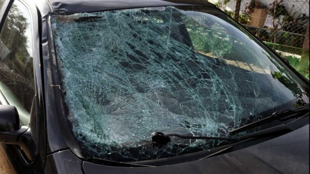 Σέρρες: Τροχαίο με μία νεκρή και δύο τραυματίες – Αυτοκίνητο «καρφώθηκε» σε μεταλλικό στηθαίο