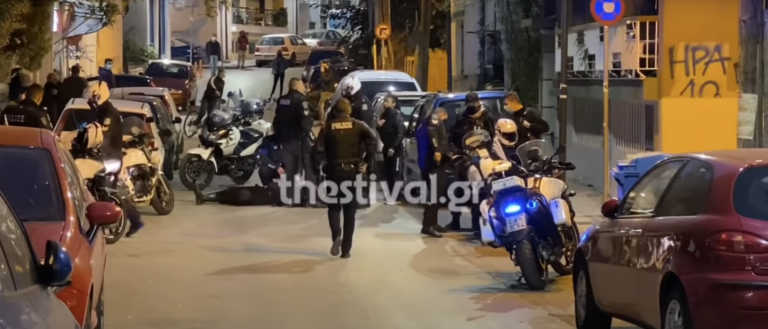 Θεσσαλονίκη: Στο αυτόφωρο οι 6 νεαροί που επιτέθηκαν στους αστυνομικούς σε έλεγχο για κορονοϊό (video)