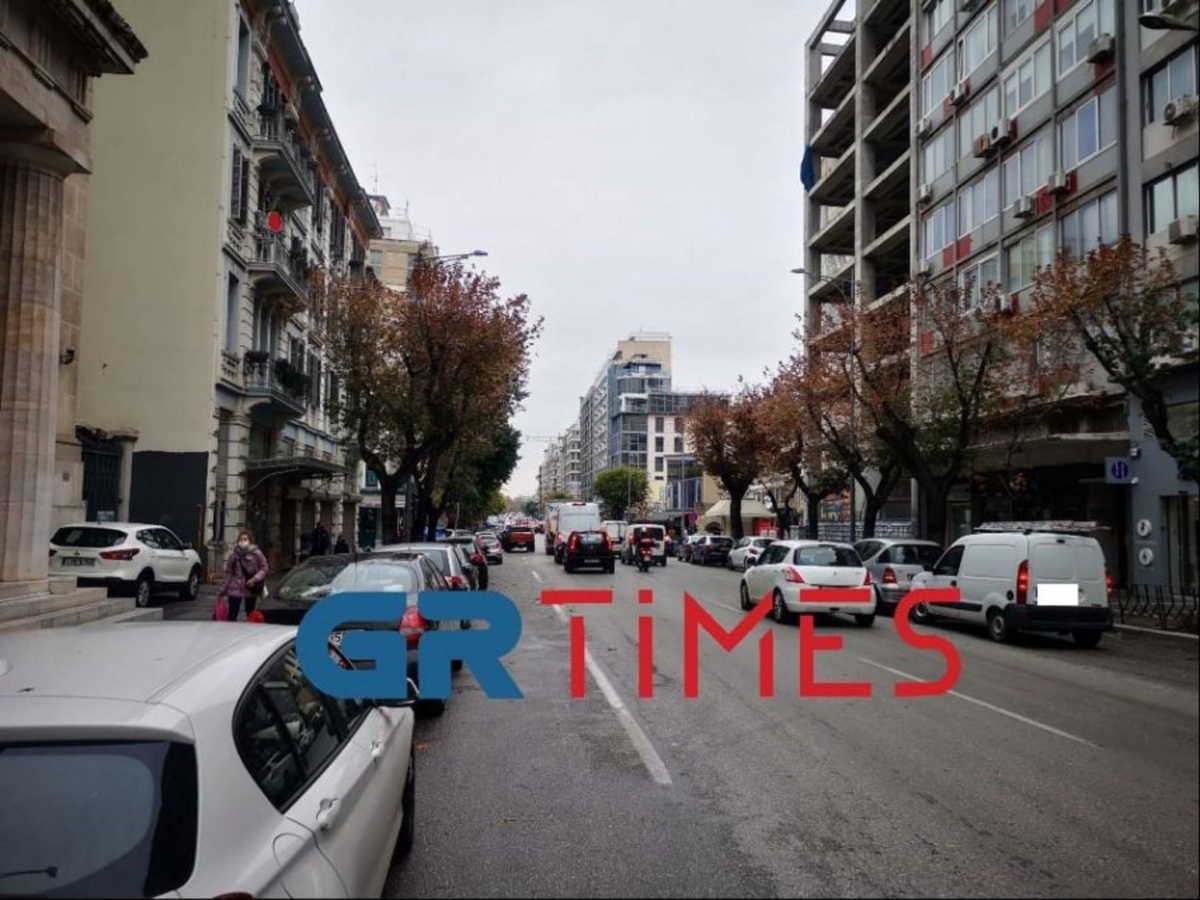 Θεσσαλονίκη – Lockdown: Κίνηση και διπλοπαρκαρισμένα αυτοκίνητα! Εικόνες που προβληματίζουν (Βίντεο)