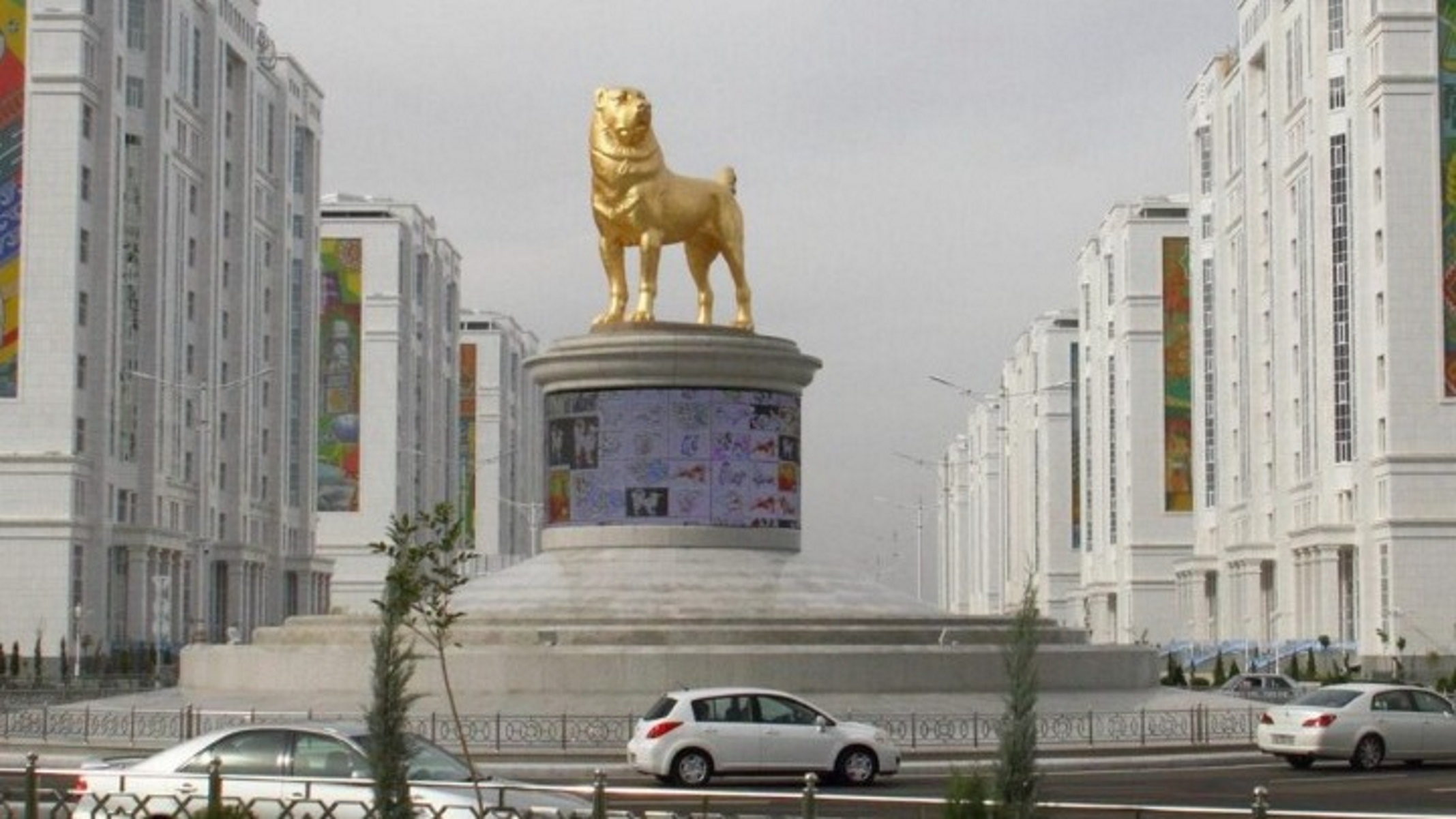 Τουρκμενιστάν: Εξάμετρο χρυσό άγαλμα ενός σκύλου έστησε ο ηγέτης της χώρας! (pics, video)