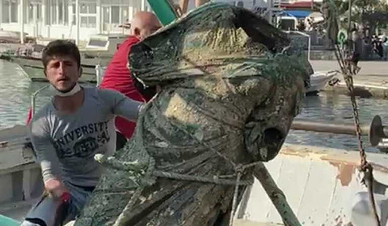 Αιγαίο: Τούρκοι ψαράδες έμειναν άφωνοι μόλις σήκωσαν τα δίχτυα! Το εκπληκτικό χάλκινο άγαλμα ανοιχτά της Καλύμνου (Φωτό)