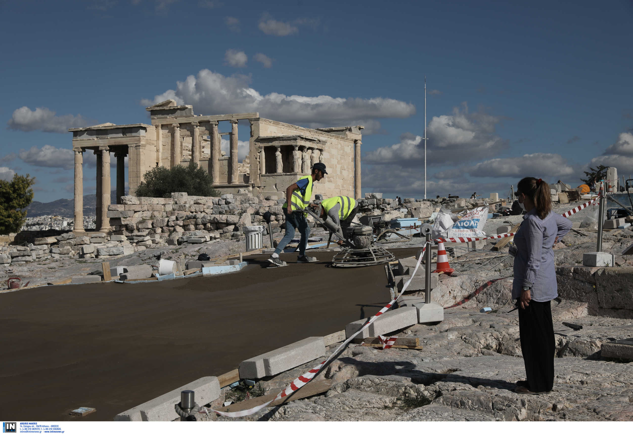 Μενδώνη για το “τσιμέντο” στην Ακρόπολη: Κάνουν κριτική με φωτογραφίες εργοταξίου – Ποια θα είναι η τελική εικόνα (pics, video)