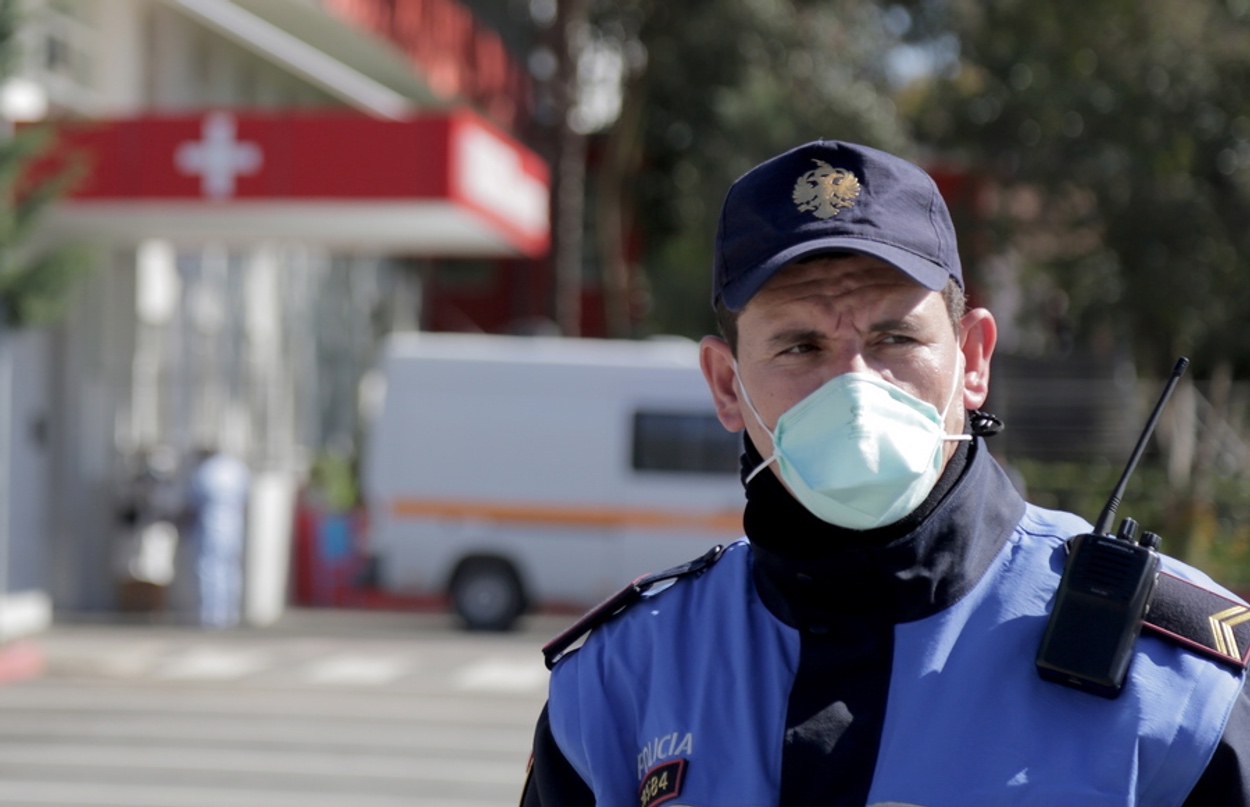 Βουτιές θανάτου από μπαλκόνια νοσοκομείων στην Αλβανία για να γλιτώσουν από τον κορονοϊό