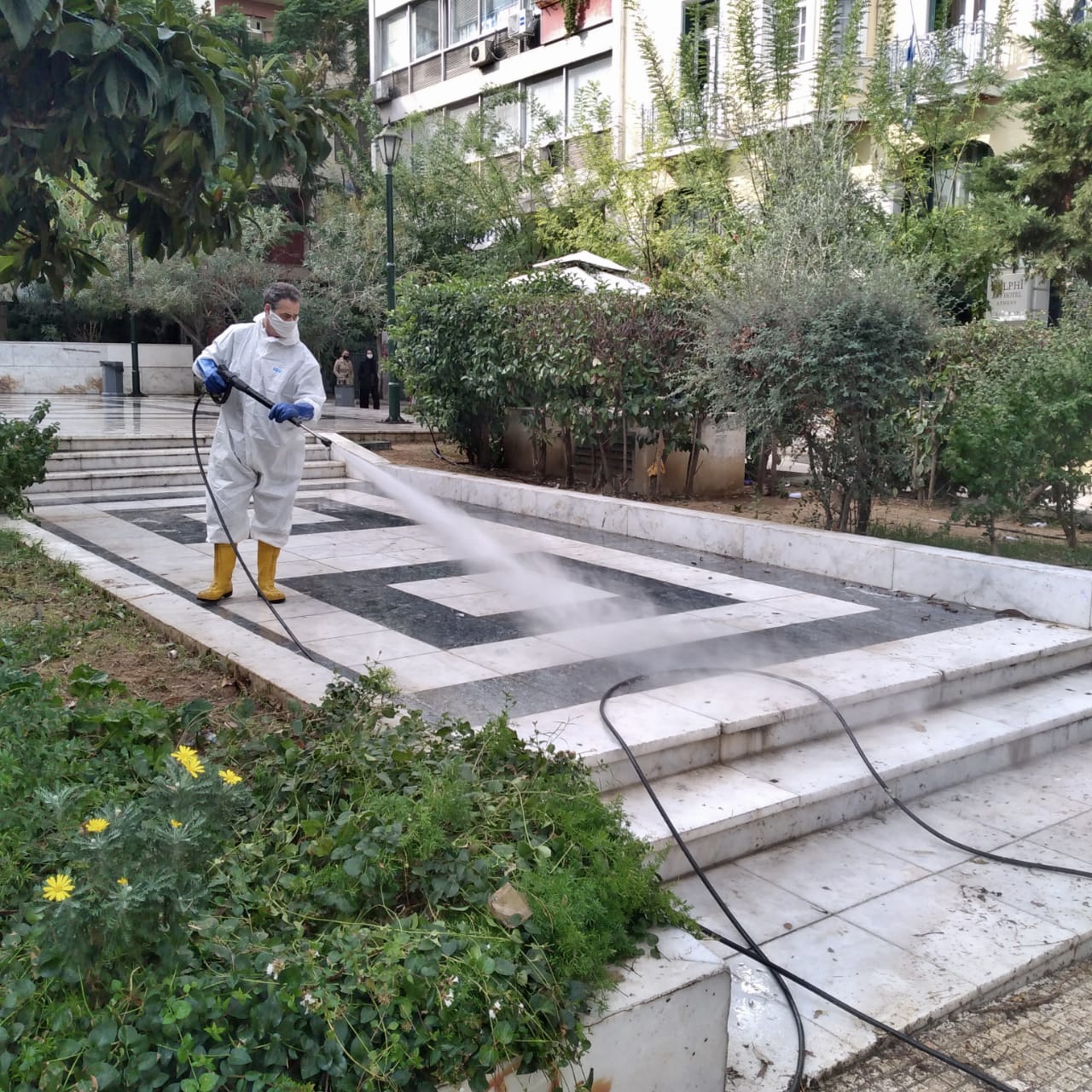 Κορονοϊός: Εντατικοποιούνται οι απολυμάνσεις του δήμου Αθηναίων