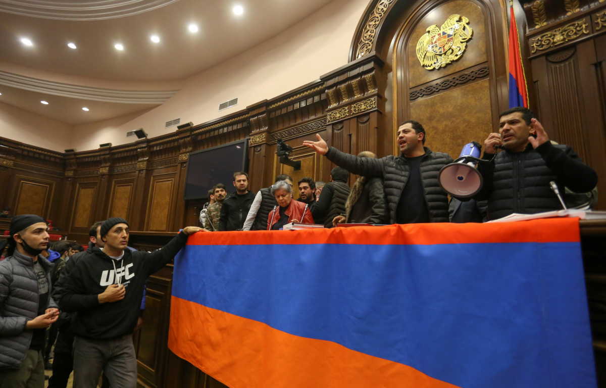 Χάος στην Αρμενία για τη συμφωνία στο Ναγκόρνο Καραμπάχ:  «Μπούκαραν» στη Βουλή