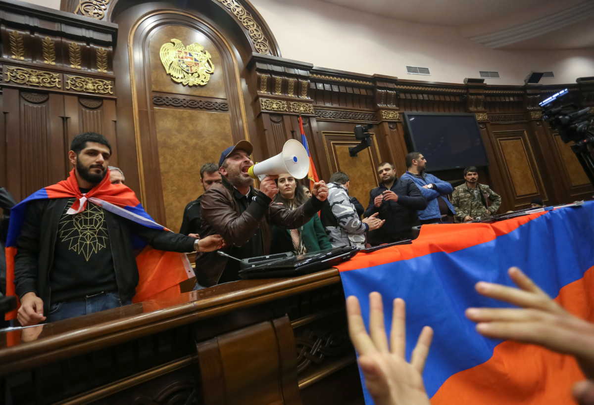 Χάος στην Αρμενία για τη συμφωνία στο Ναγκόρνο Καραμπάχ:  «Μπούκαραν» στη Βουλή