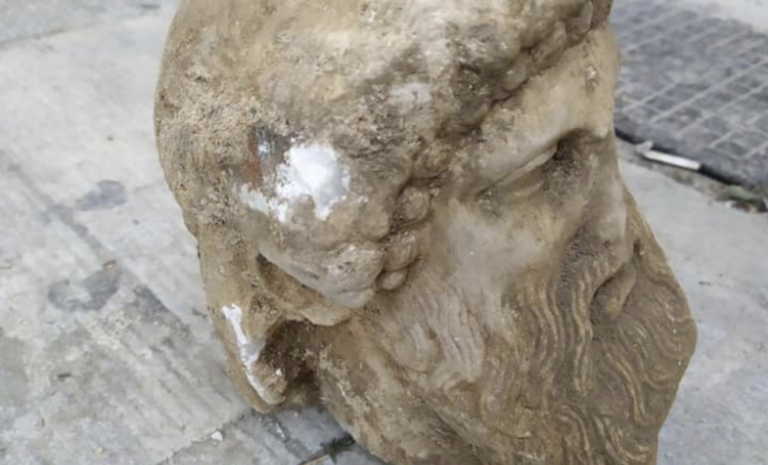 Αρχαία κεφαλή σε εργασίες στην οδό Αιόλου! Μπακογιάννης: Υπερηφάνεια και θαυμασμός