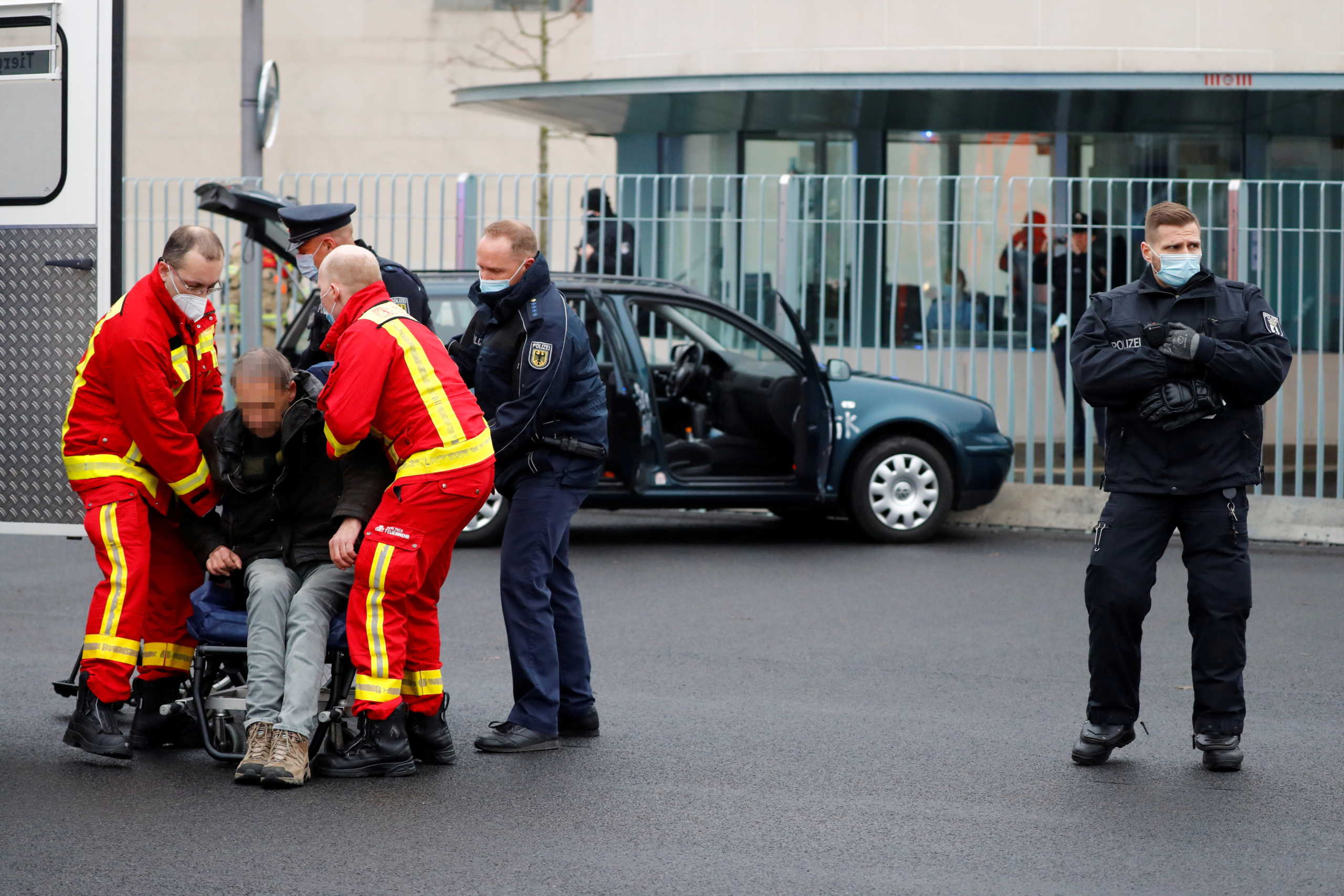 Βερολίνο: Ο τύπος με το ΙΧ που έπεσε στην πύλη της Καγκελαρίας είχε «ξαναχτυπήσει» το 2014!