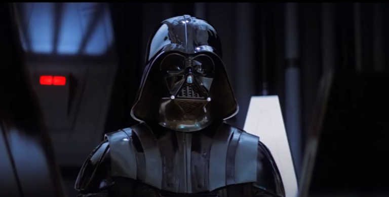 Διέρρηξε την εταιρία του Abrams για… να κλέψει το πρωτότυπο κράνος του Darth Vader!