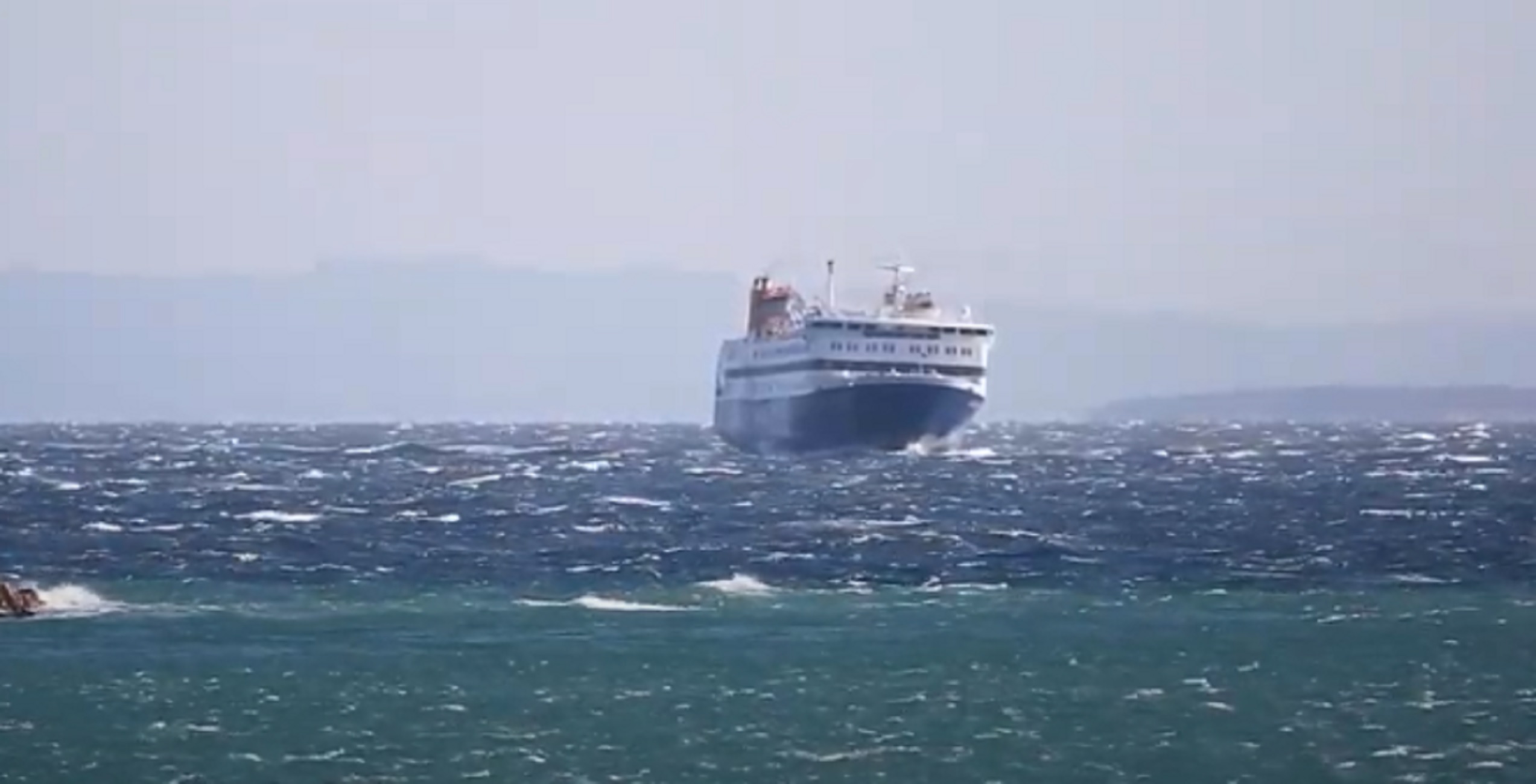 Σάμος: Απαγορευτικό για το πλοίο «Διαγόρας» – Προσέκρουσε στο λιμάνι ενώ προσπαθούσε να δέσει στο Βαθύ