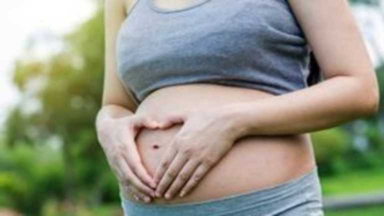Οι έγκυες με κορονοϊό κινδυνεύουν περισσότερο να γεννήσουν πρόωρα