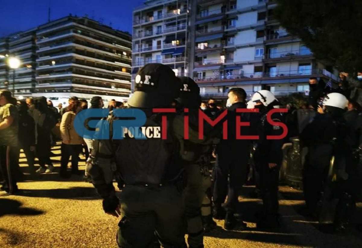Θεσσαλονίκη: Επεισόδια σε συγκέντρωση κατά του lockdown – Χημικά, κυνηγητό και τραυματισμός αστυνομικού