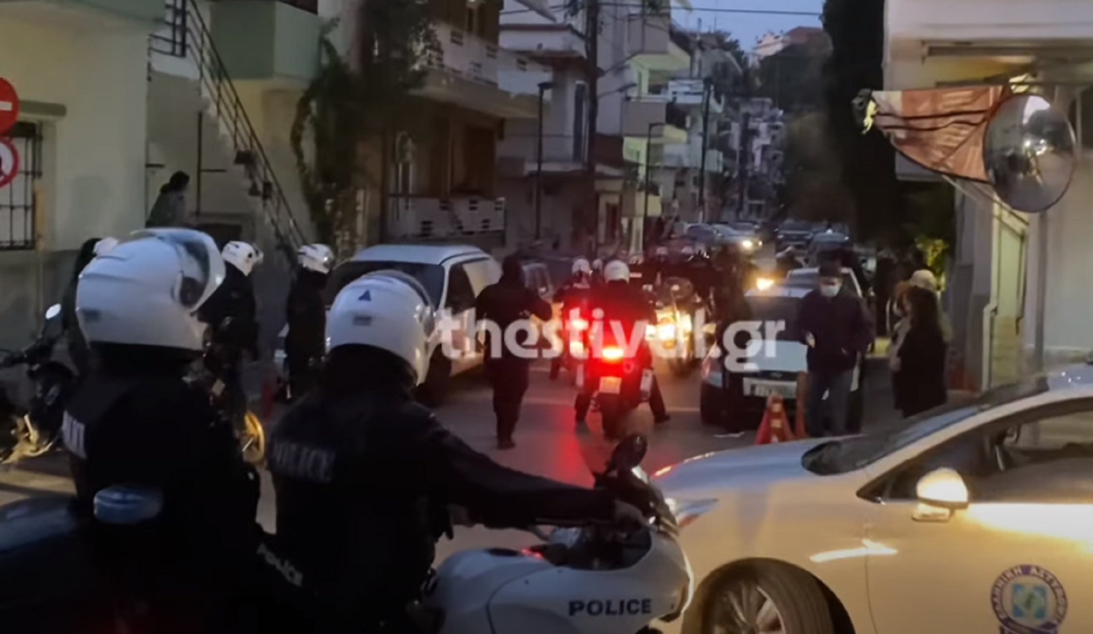 Θεσσαλονίκη: Χτυπούσαν τους αστυνομικούς και εκείνος τραβούσε βίντεο! Νέα στοιχεία για το επεισόδιο σε γήπεδο