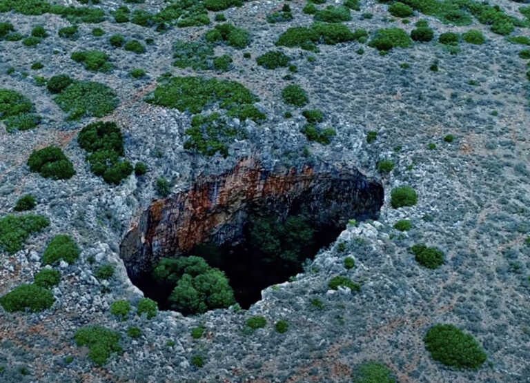 Αυτή είναι η άγνωστη και απόκοσμη «Μαύρη Τρύπα» της Μάνης