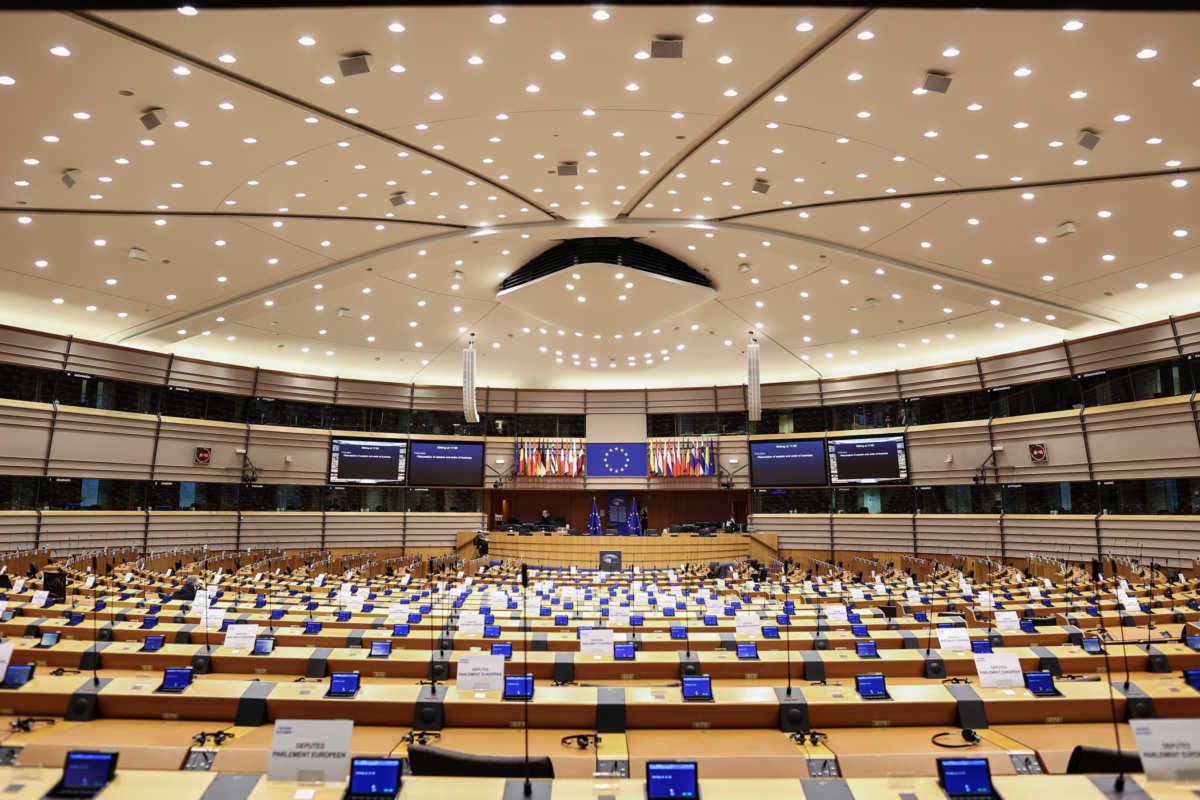 To Ευρωπαϊκό Κοινοβούλιο αρνείται να επικυρώσει τη συμφωνία της Ένωσης με την Κίνα