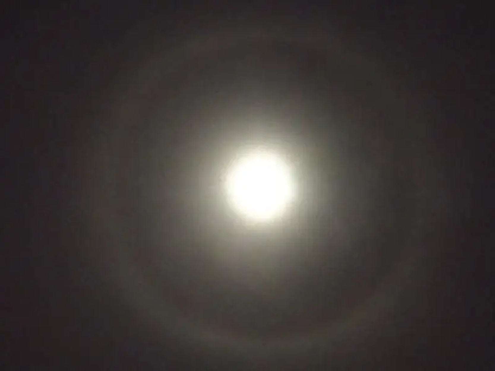 Εντυπωσιακό φεγγάρι με… φωτοστέφανο! Τα κακά “μαντάτα” που φέρνει το σπάνιο φαινόμενο (pics)