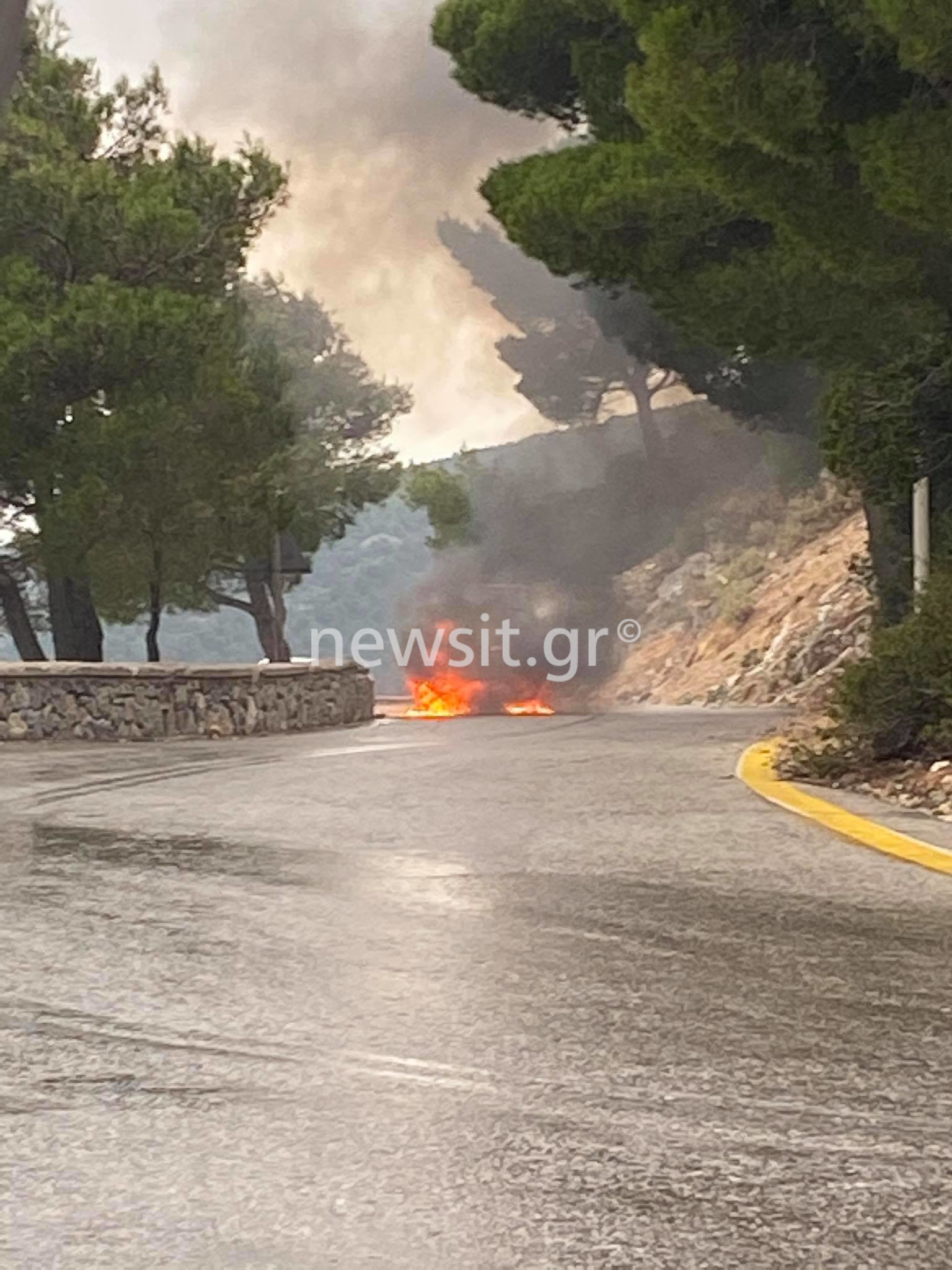 Πυρκαγιά σε φορτηγάκι της πολεμικής αεροπορίας στην Πάρνηθα Αττικής