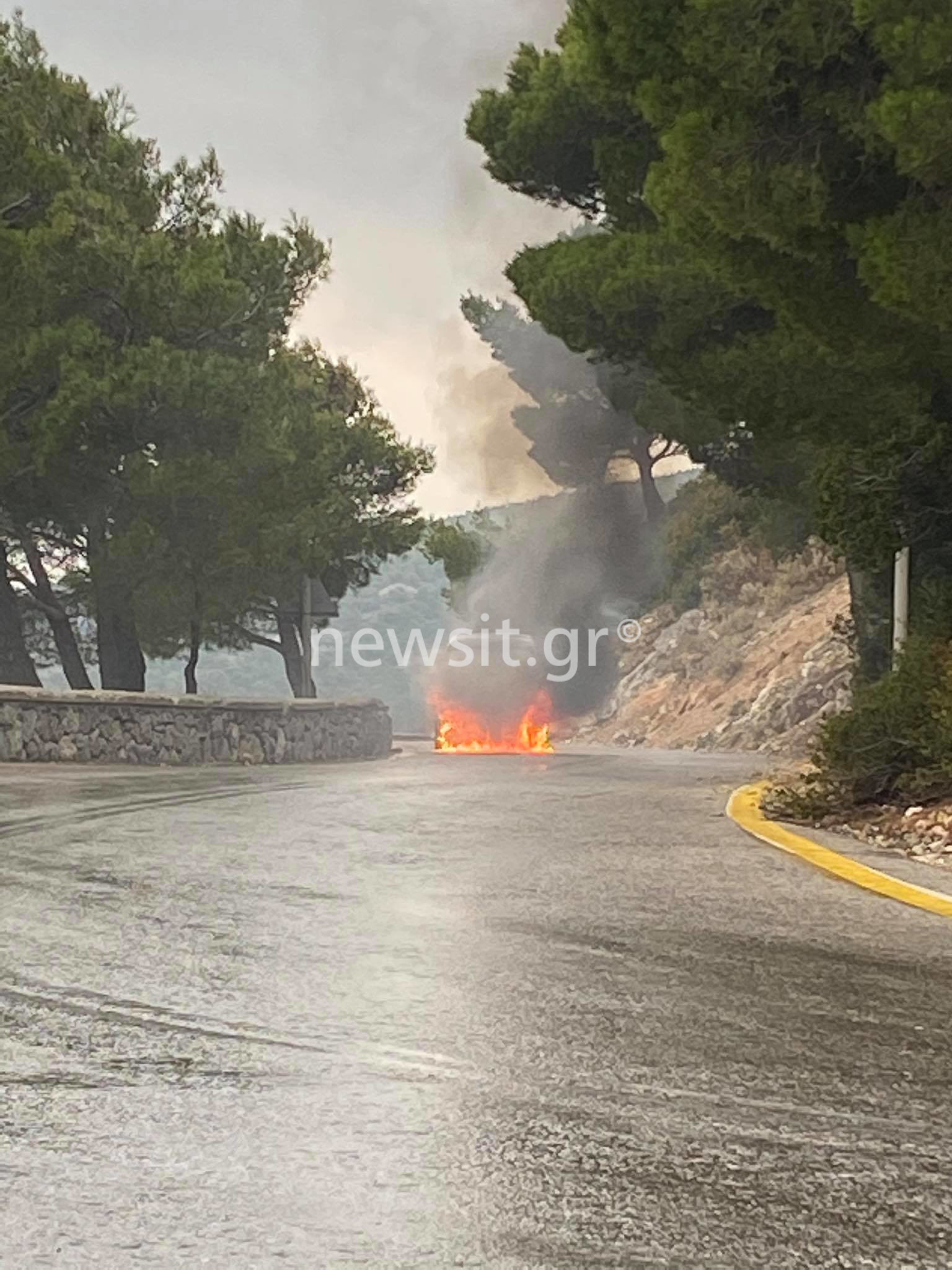 Πυρκαγιά σε φορτηγάκι της πολεμικής αεροπορίας στην Πάρνηθα Αττικής