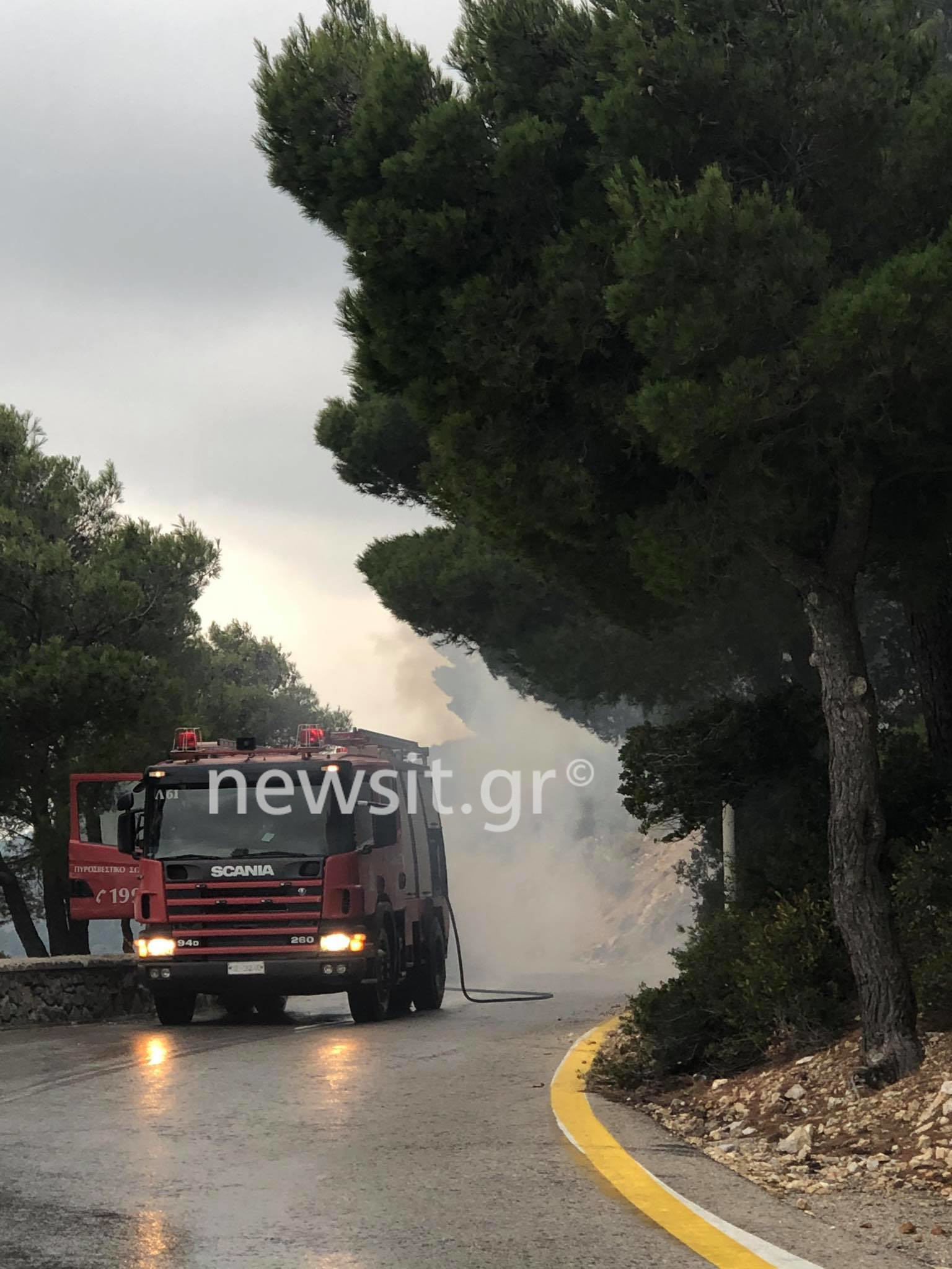 Πυρκαγιά σε φορτηγάκι της πολεμικής αεροπορίας στην Πάρνηθα Αττικής