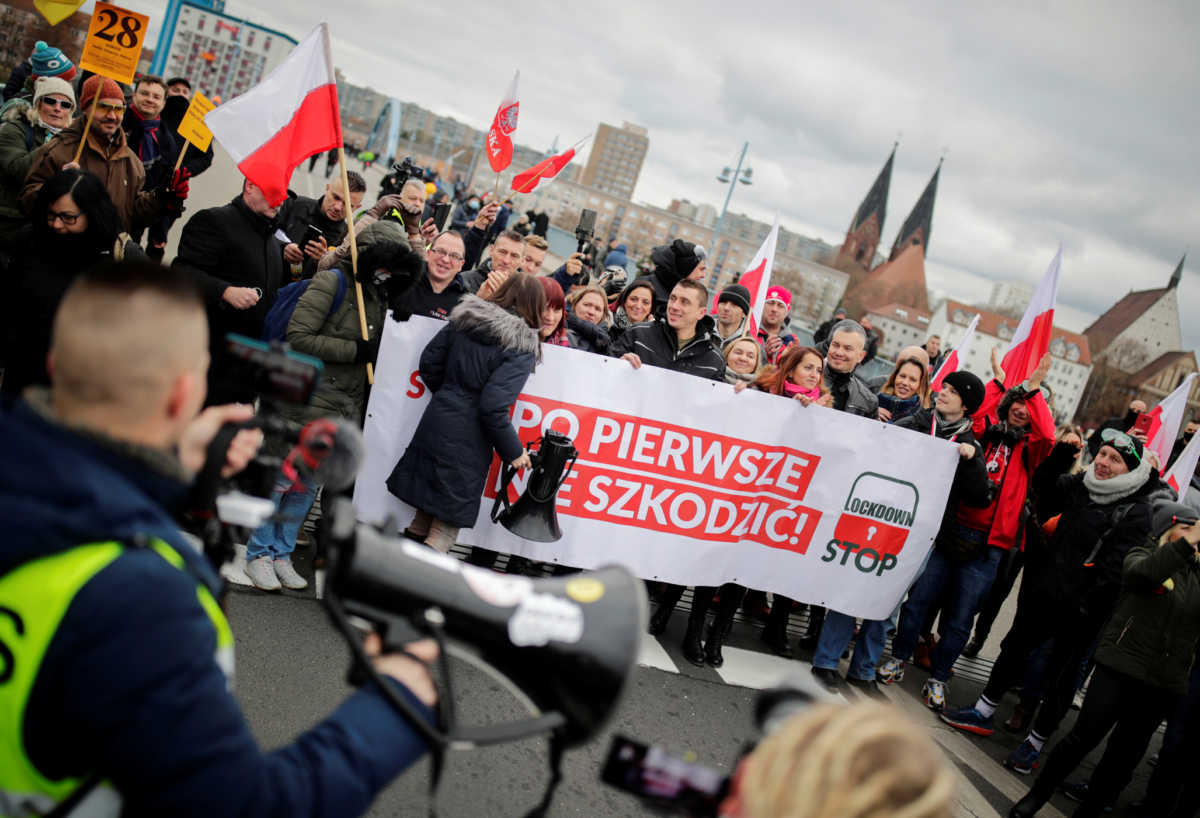 Γερμανία: Ανησυχία για τους αρνητές του κορονοϊού – “Προσεχτική ματιά” ζητά ο Ζέεχοφερ