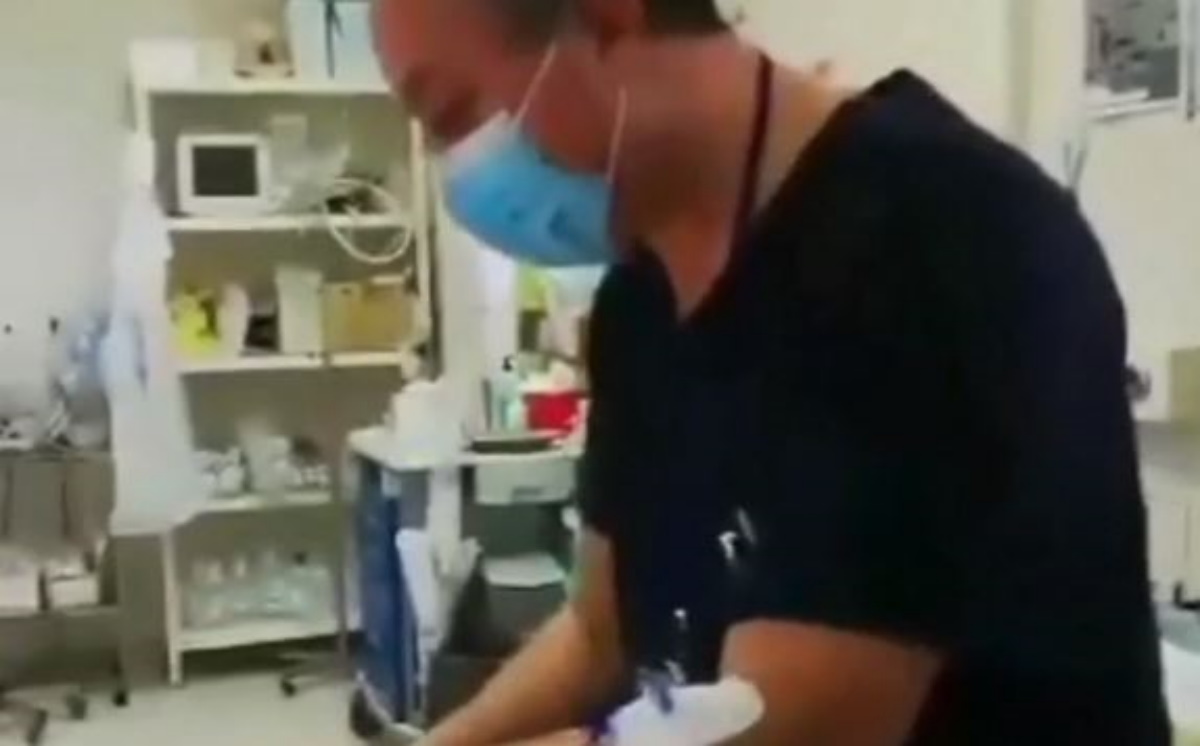 Συγκλονιστικό βίντεο: Γιατρός με ορό στο χέρι προσφέρει τις υπηρεσίες του σε ασθενή