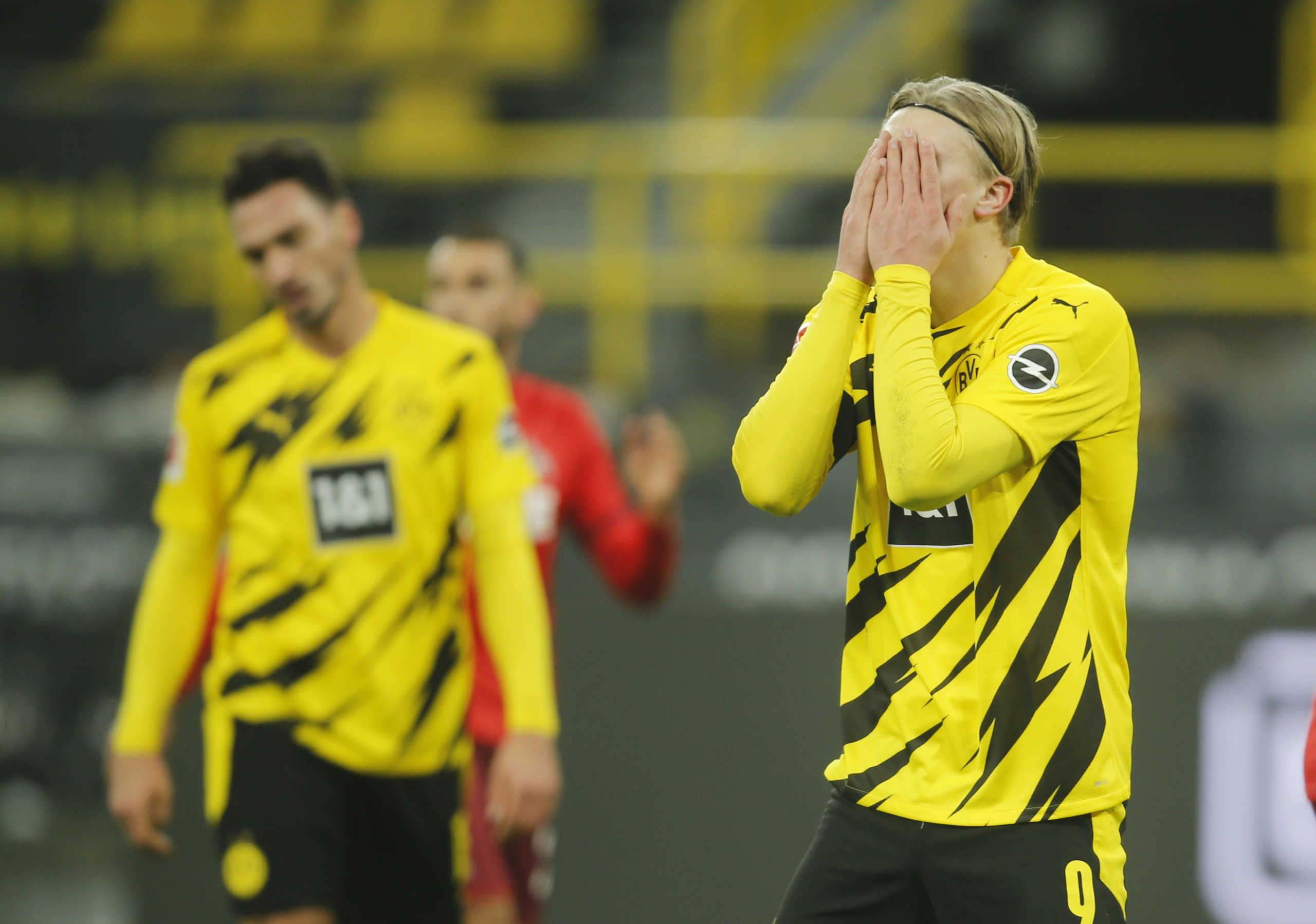 Soccer Football - Bundesliga - Borussia Dortmund v FC Cologne - Signal Iduna Park, Dortmund, Germany - November 28, 2020 Borussia Dortmund's Erling Braut Haaland reacts after missing a chance to score Pool via REUTERS