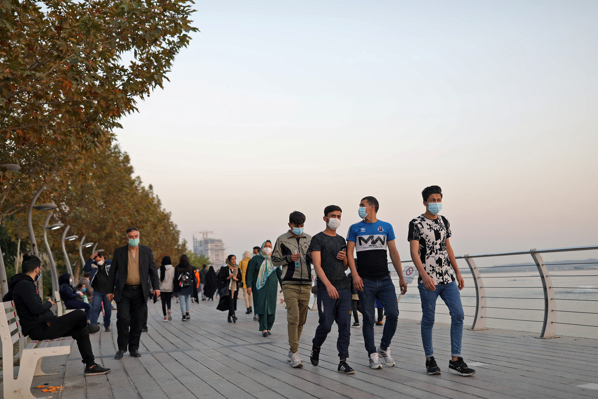 Iranian people wearing masks walk at a promenade, amid a rise in the coronavirus disease (COVID-19) infections, West Tehran, Iran October 23, 2020. Picture taken October 23, 2020. Majid Asgaripour