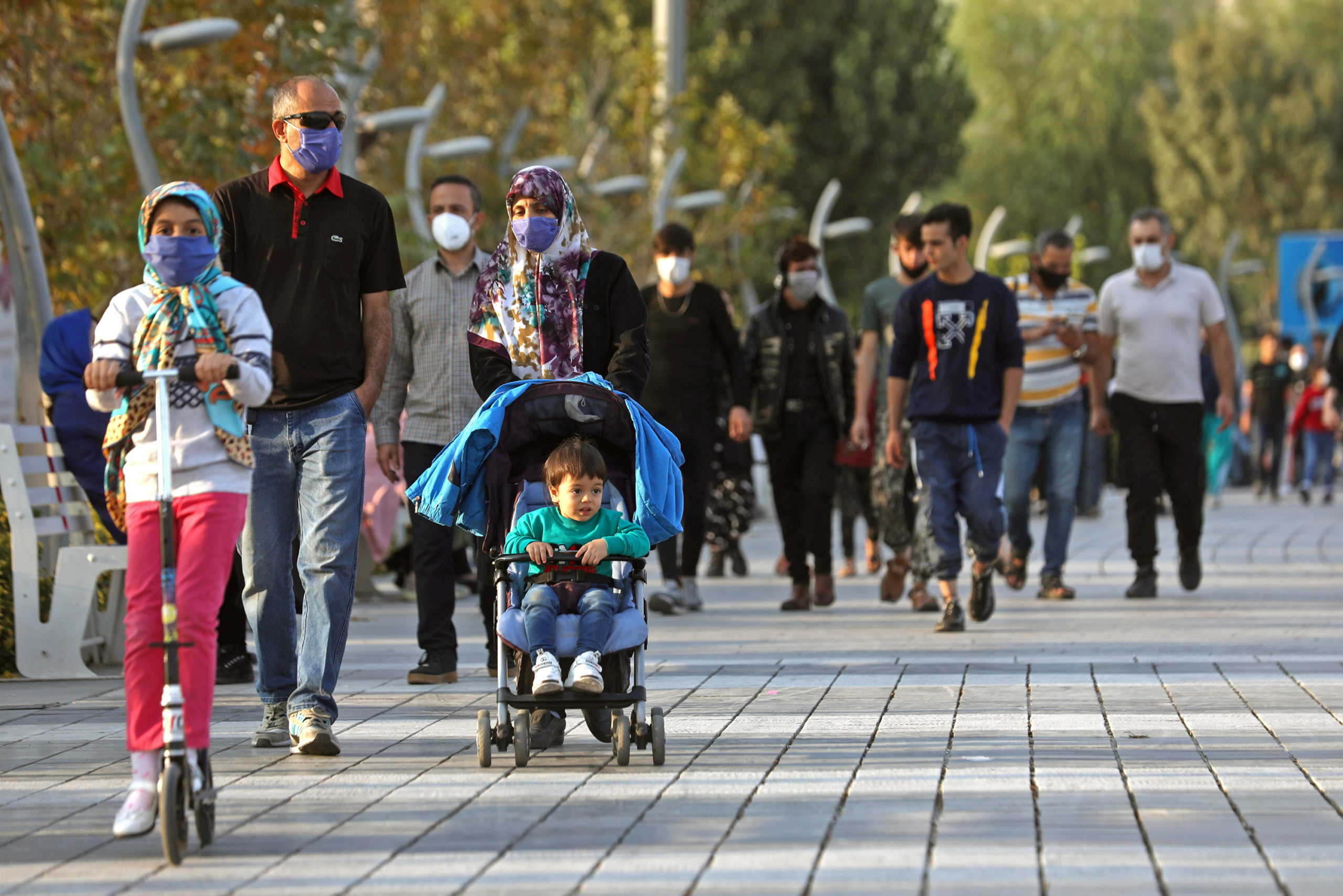 Iranian people wear masks, amid a rise in the coronavirus disease (COVID-19) infections, West Tehran, Iran October 23, 2020. Picture taken October 23, 2020. Majid Asgaripour