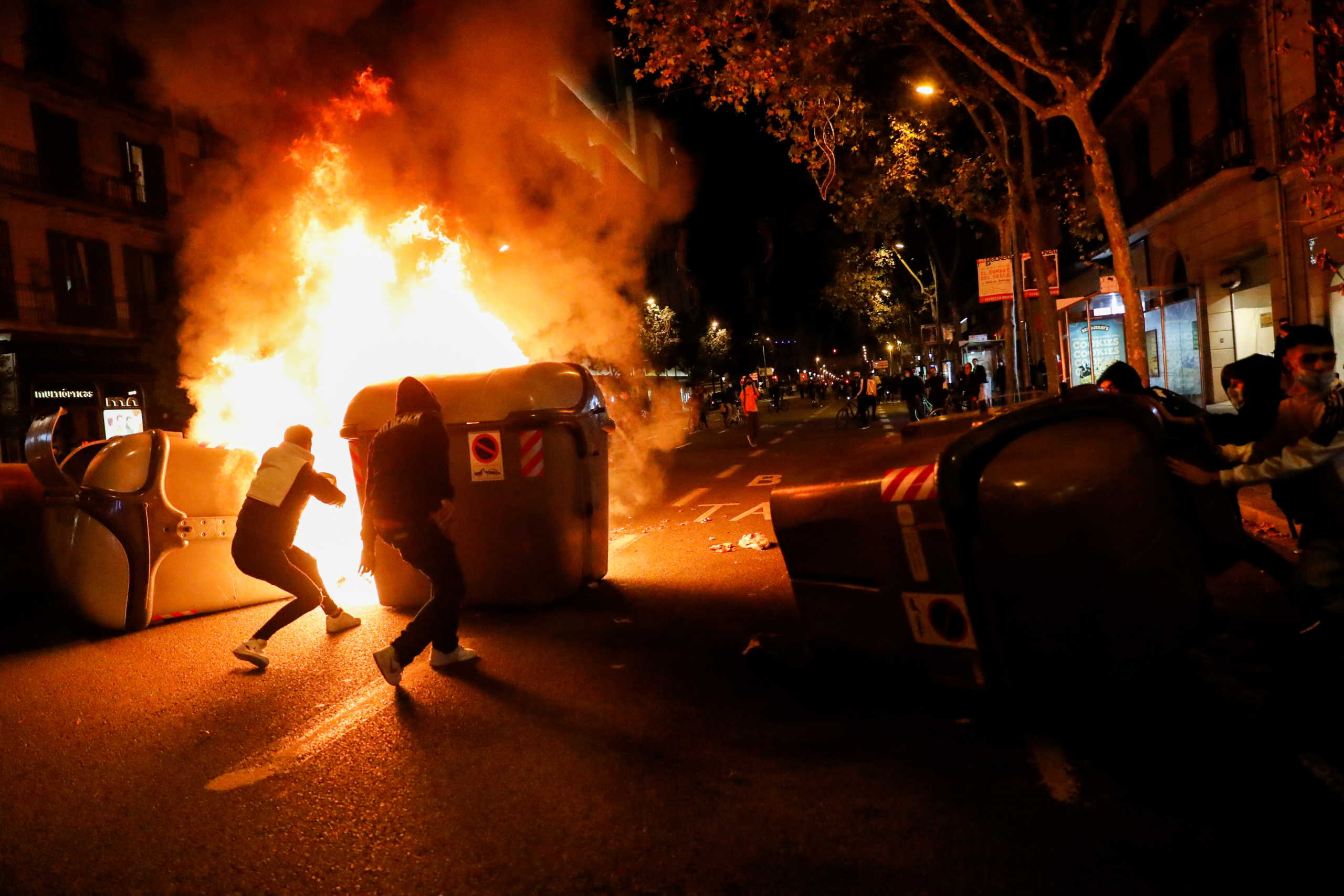 Ισπανία: Επεισόδια, τραυματισμοί και δεκάδες συλλήψεις στις διαδηλώσεις κατά των περιοριστικών μέτρων (pics)
