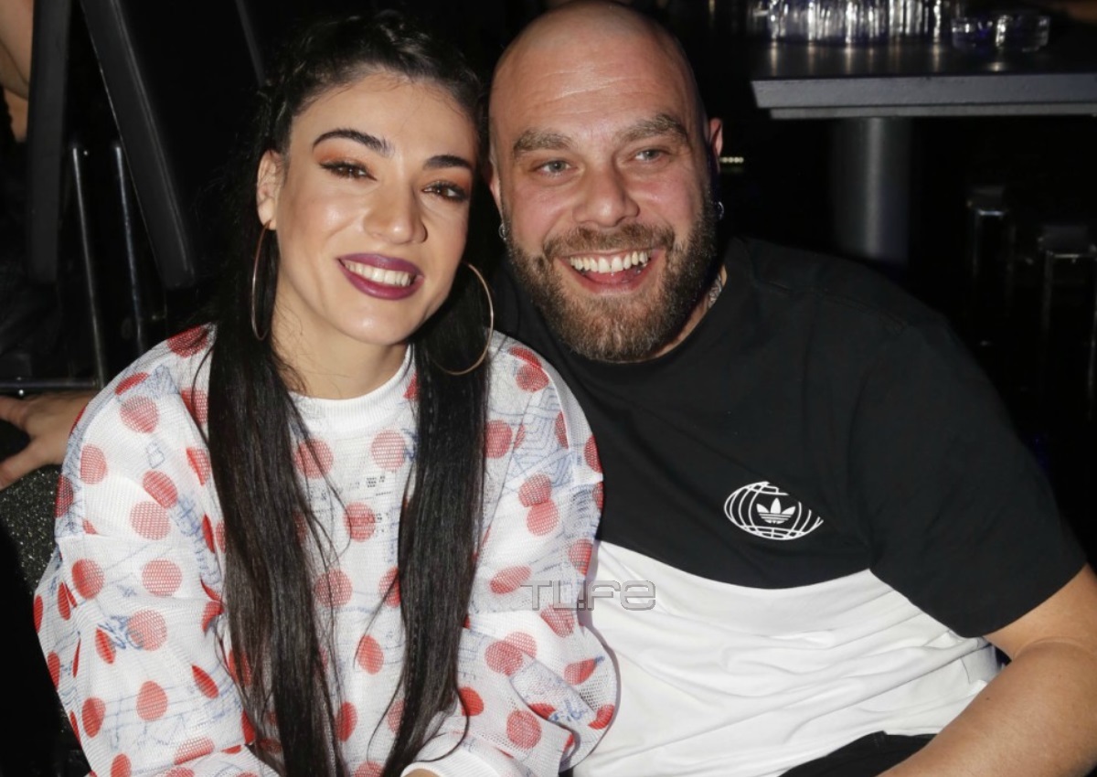 Ο Μιχάλης Κουϊνέλης και η Ήβη Αδάμου στόλισαν το δέντρο μαζί με την 2,5 ετών κόρη τους – Η οικογενειακή φωτογραφία