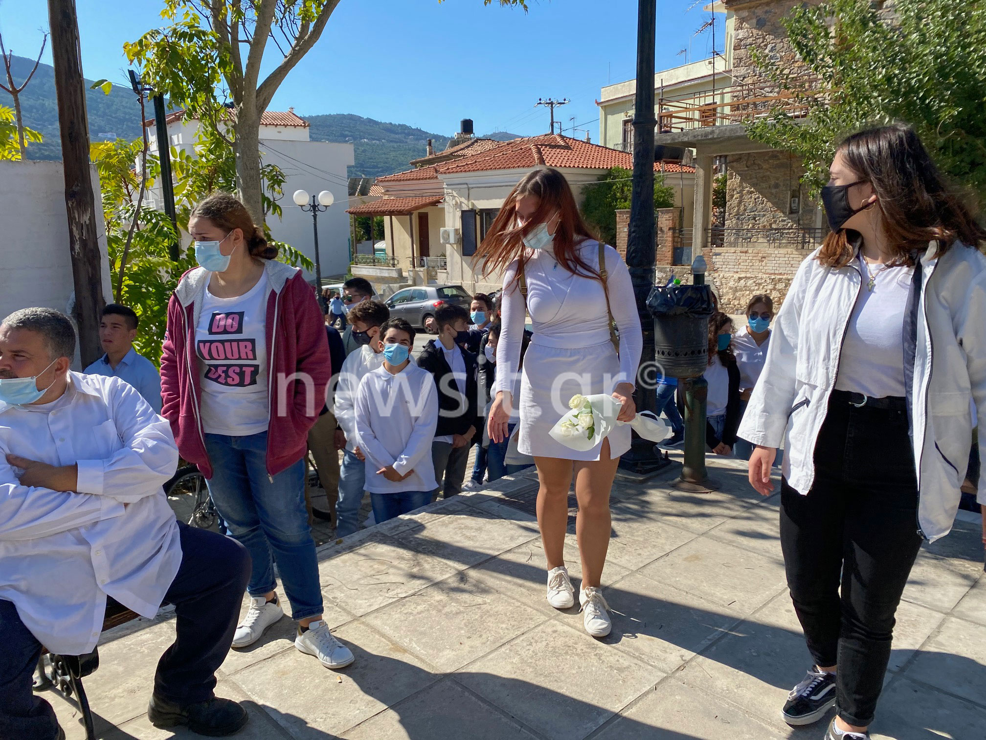 Σεισμός στη Σάμο: Τελευταίο αντίο στη 15χρονη Κλαίρη – Στα λευκά οι συμμαθητές της