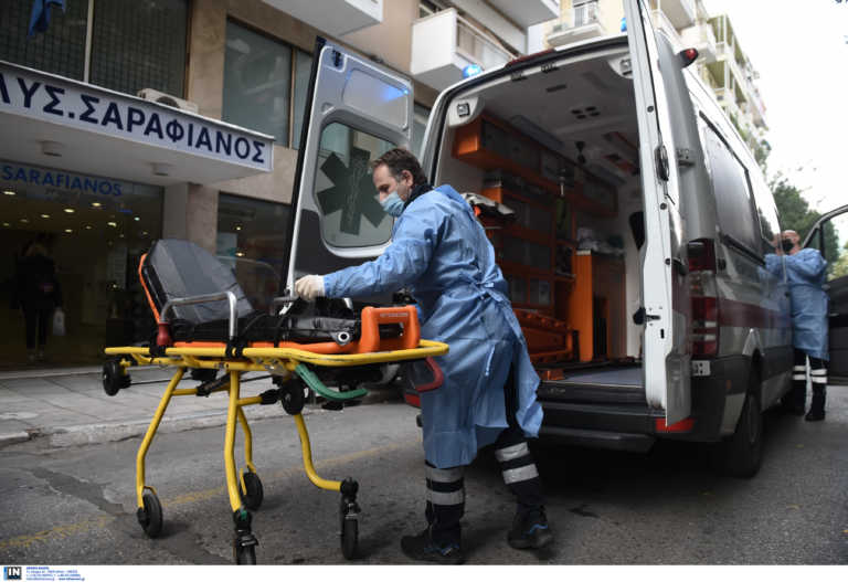 Θεσσαλονίκη: Άρχισαν οι διακομιδές ασθενών από τις κλινικές που έχουν επιταχθεί