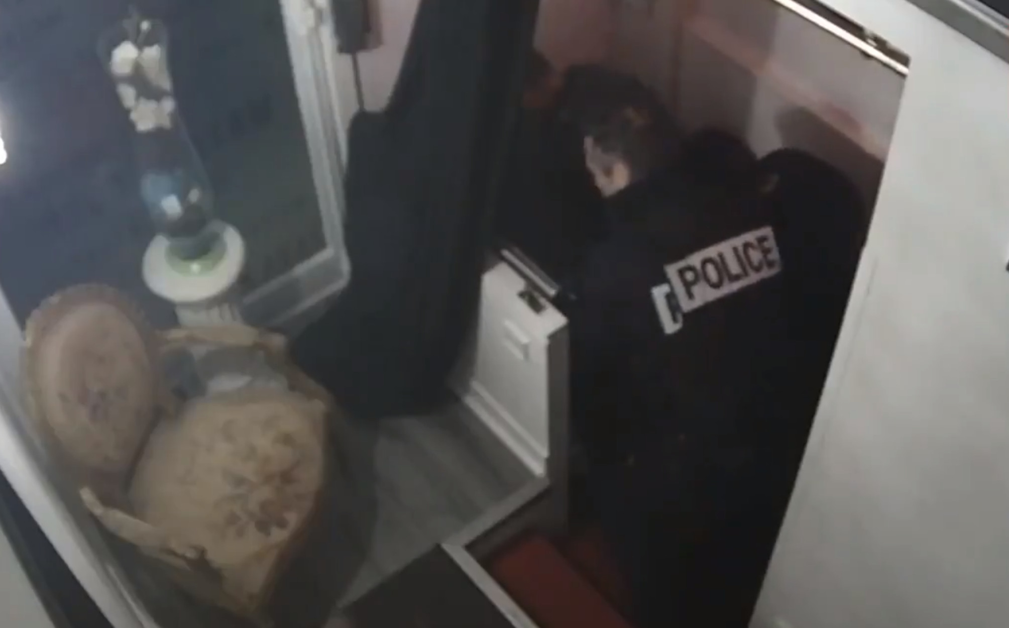 Παρίσι: “Φταίει ο πανικός” λένε οι τρεις αστυνομικοί για τον ξυλοδαρμό – Τέθηκαν σε προσωρινή κράτηση