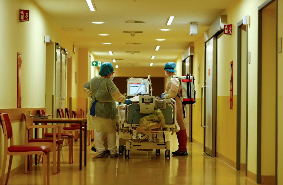 Κορονοϊός: 4165 εισαγωγές στα νοσοκομεία τον Μάρτιο – «Έκρηξη» και στις ΜΕΘ
