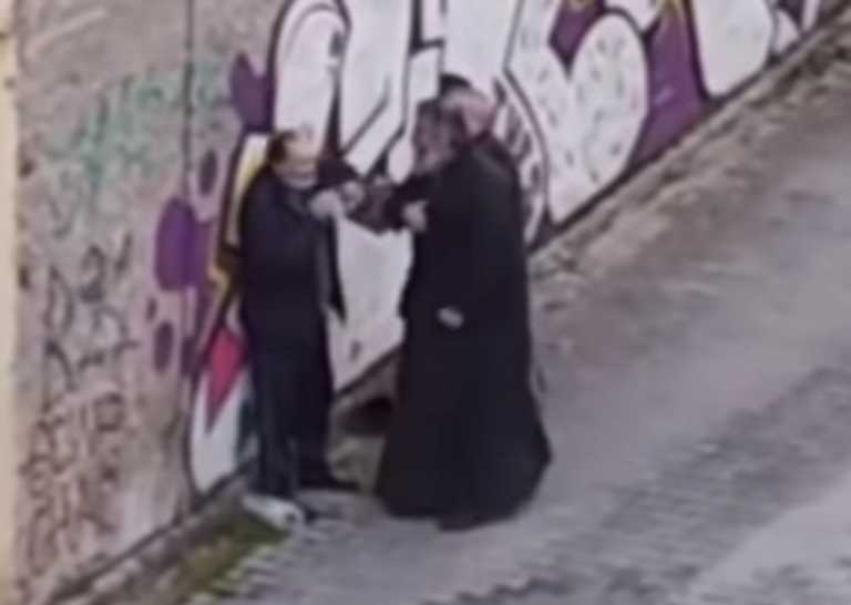 Κοζάνη: Η στιγμή που ιερέας χαστουκίζει πολίτη στη μέση του δρόμου! Σάλος από τις εικόνες (Βίντεο)