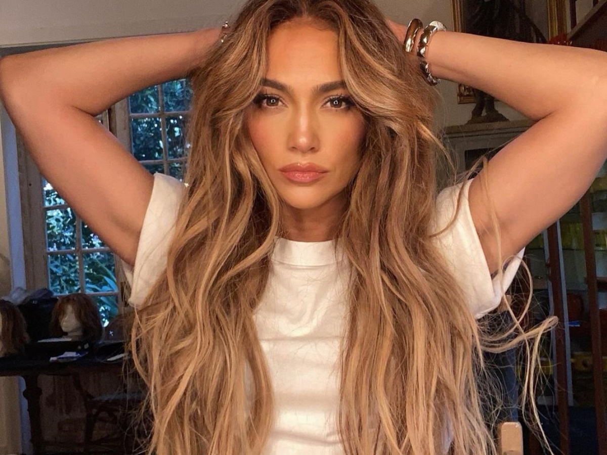 Jennifer Lopez: Ποζάρει χωρίς ρούχα στα 51 της και “κόβει” ανάσες με το κορμί της