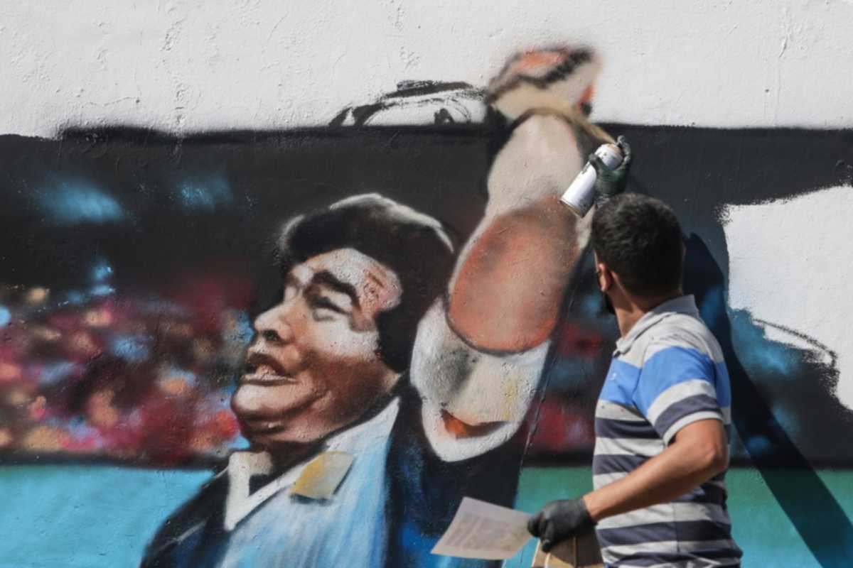 epa08787004 A man paints a mural with the image of former Argentinian soccer player Diego Maradona at Villa Palito neigborhood in La Matanza municipality, Buenos Aires province, Argentina, 30 October 2020. Maradona turns 60 on 30 October.  EPA