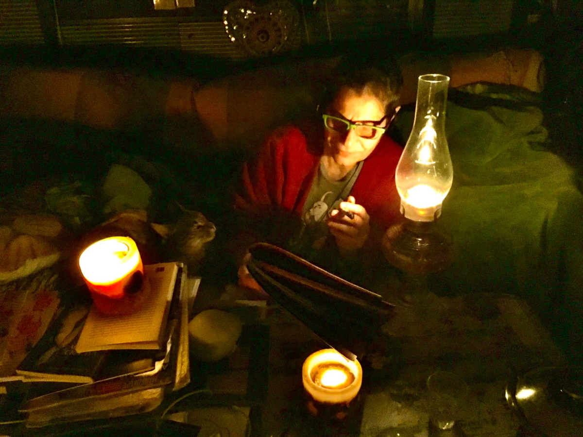 Σοκαριστική ανάρτηση από την κόρη του Μίκη Θεοδωράκη – “Μου έκοψαν το ρεύμα, δεν έχω να φάω”