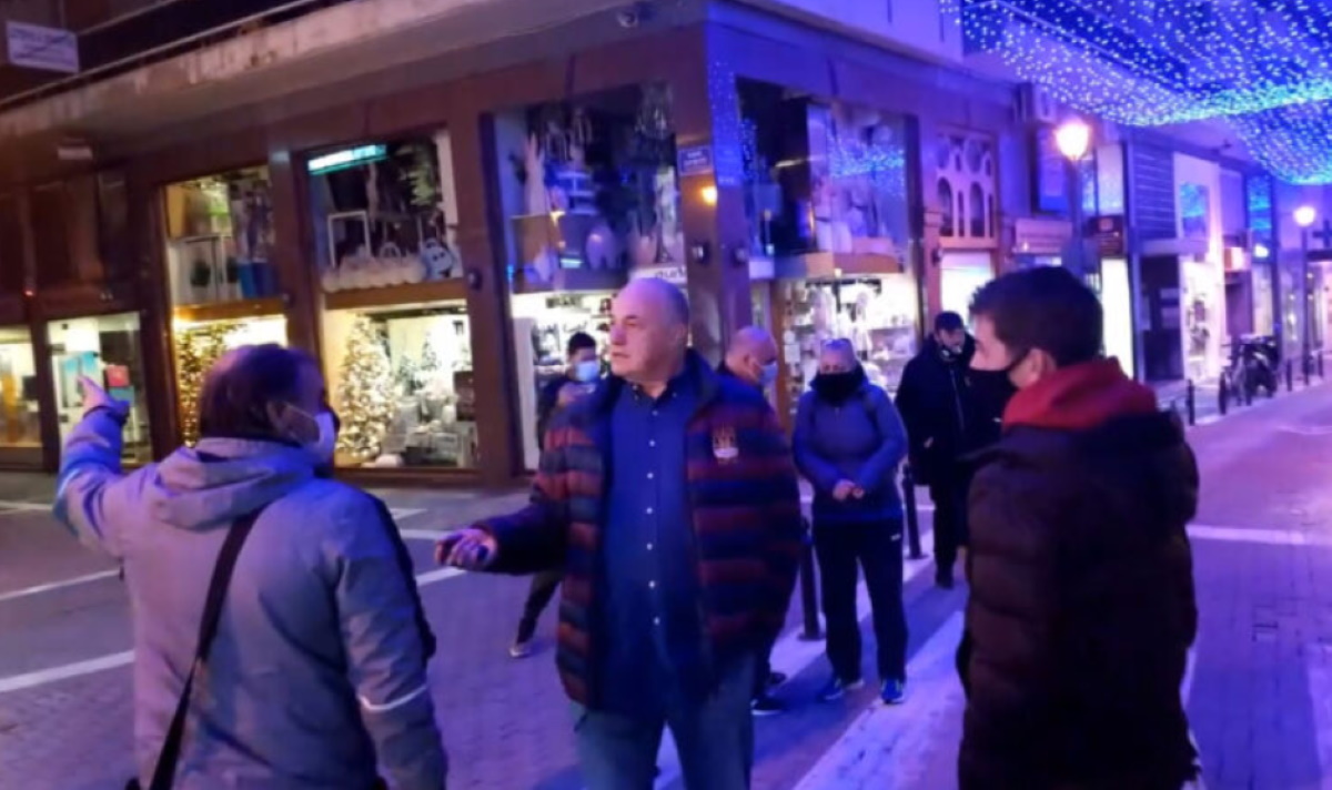 Χαμός για τη βόλτα του Μπέου χωρίς μάσκα στο Βόλο (video)