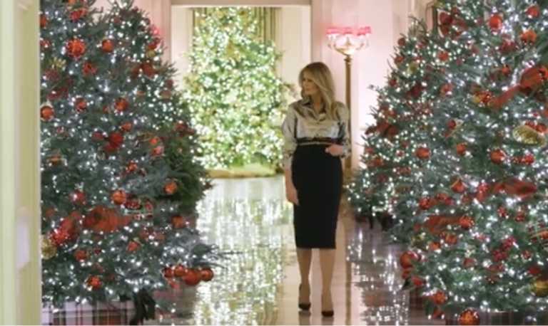 Η Μελάνια στόλισε για τελευταία φορά για τα Χριστούγεννα και μας βάζει στον Λευκό Οίκο (video)