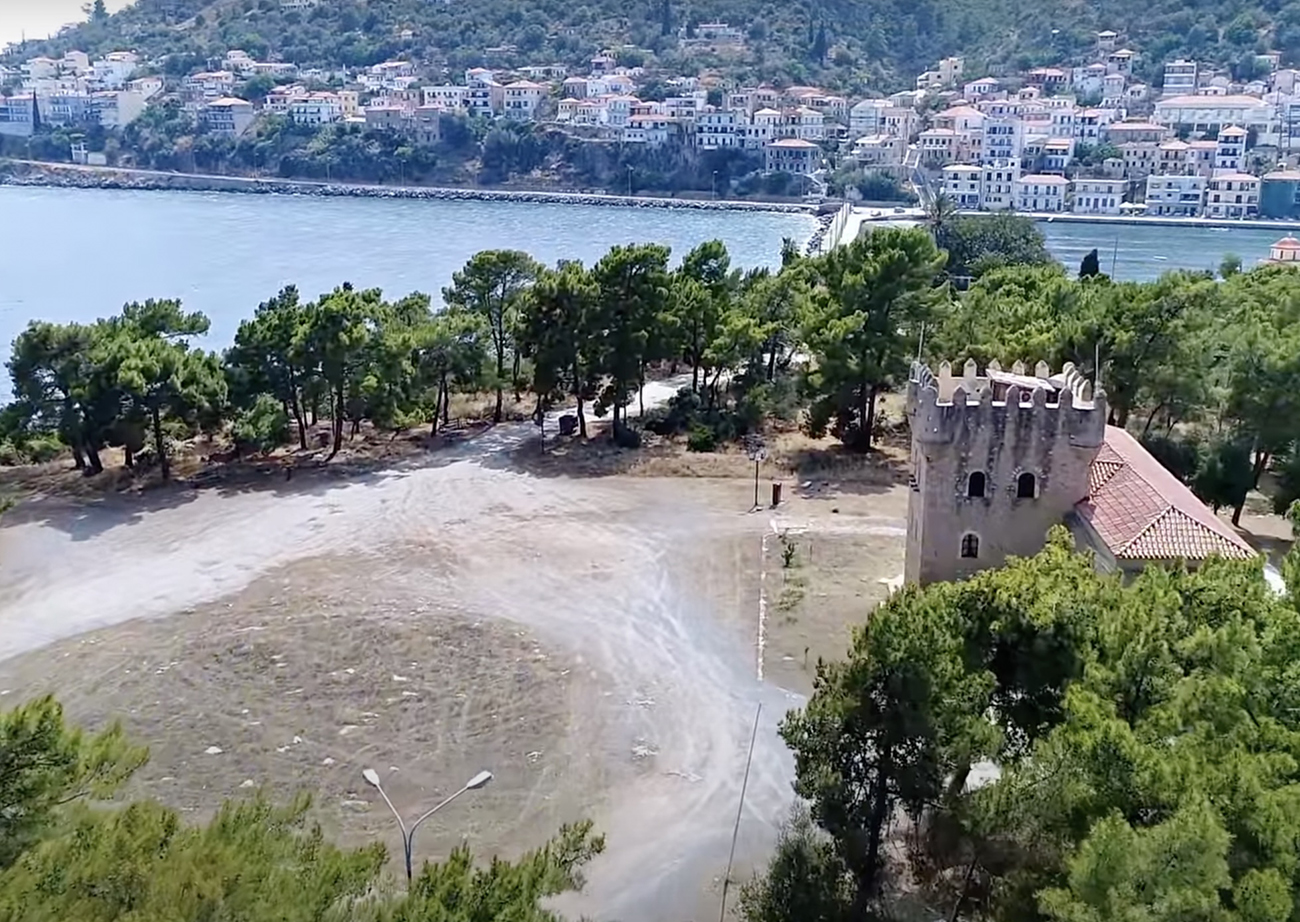 Tο άγνωστο νησί της Ωραίας Ελένης που πήρε το όνομα από ένα ξεχασμένο κράνος