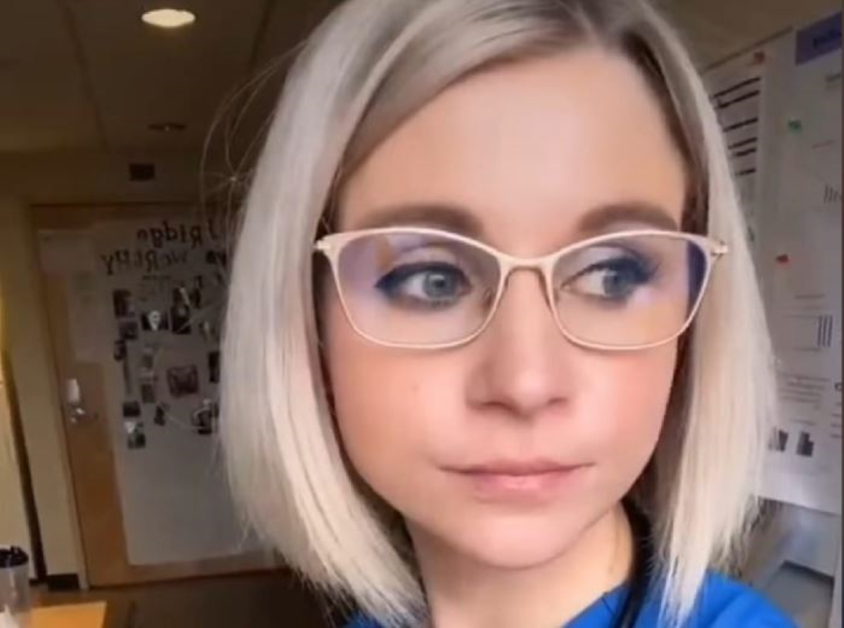 Σε διαθεσιμότητα νοσοκόμα που «κοκορευόταν» στο TikTok ότι δεν φοράει μάσκα