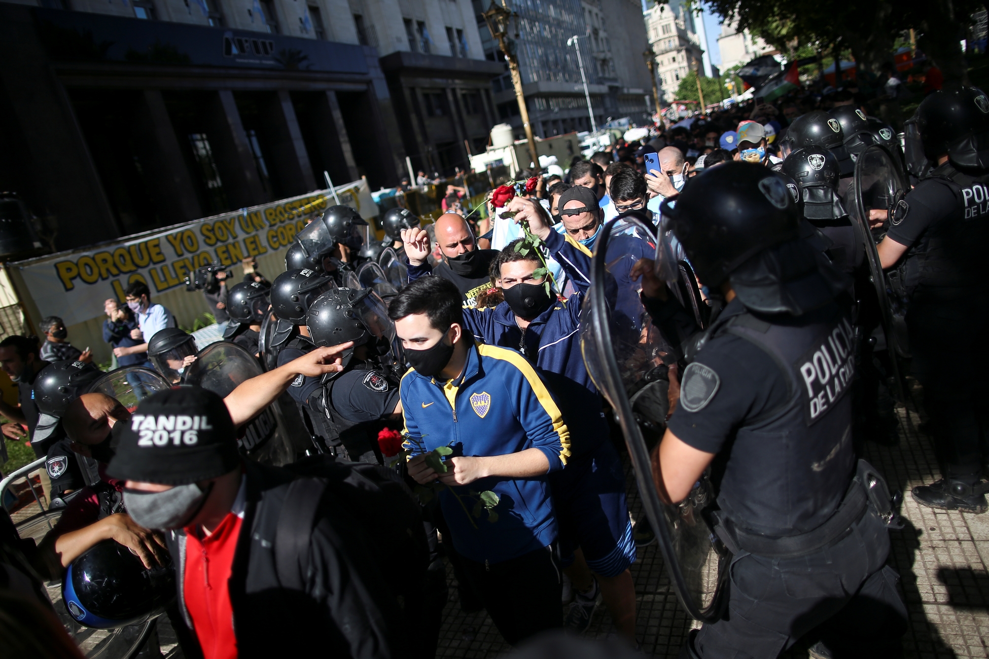 Ντιέγκο Μαραντόνα: Συμπλοκές με την αστυνομία στο λαϊκό προσκύνημα (vid, pics)