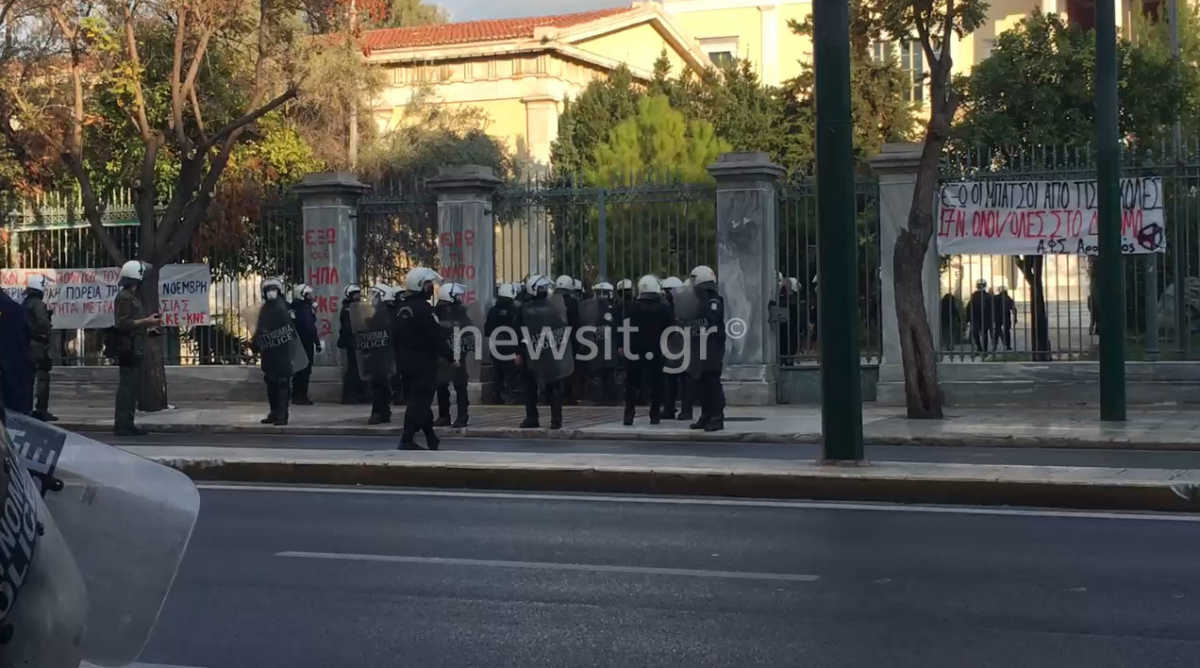 Επέμβαση των ΜΑΤ στο Πολυτεχνείο: Εκκένωση και προσαγωγές