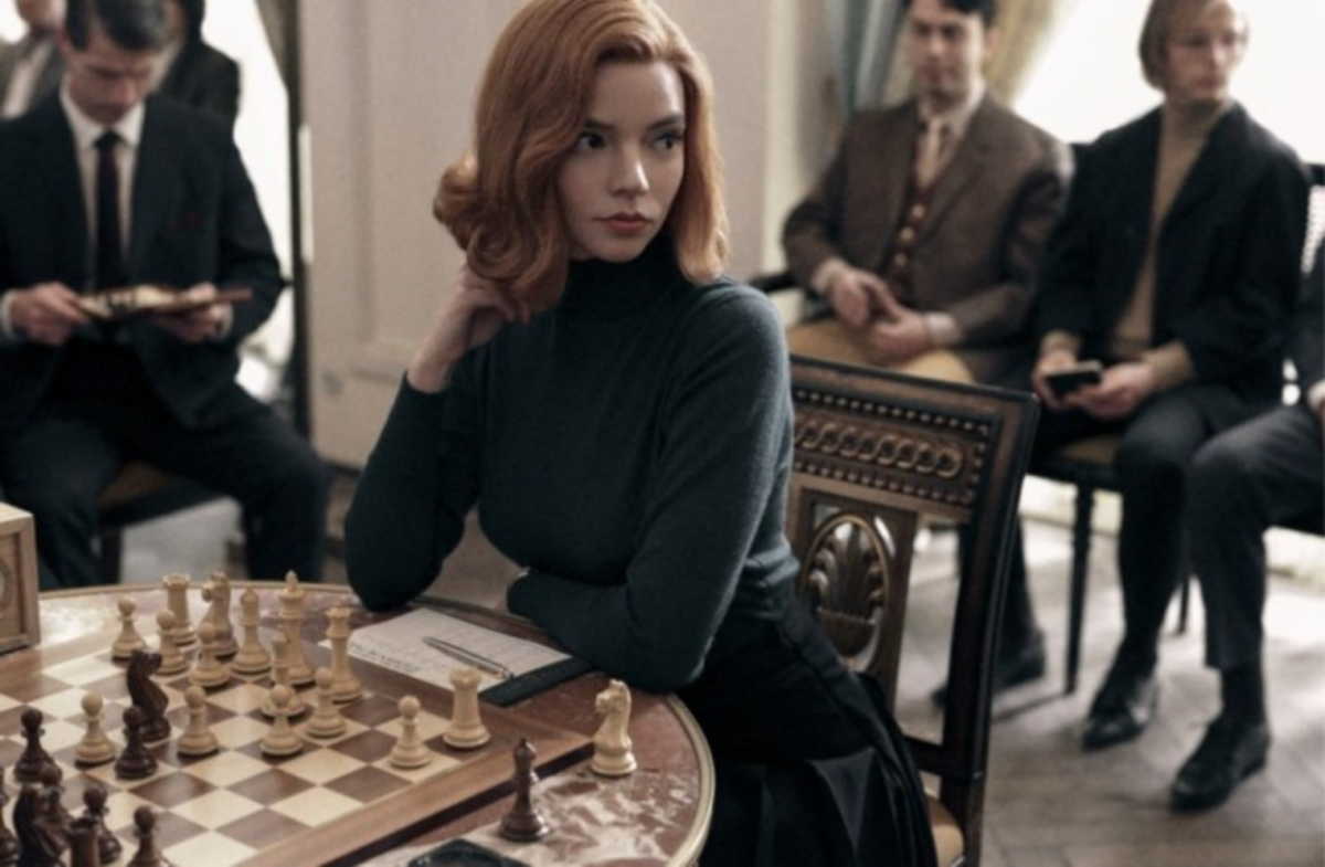 “The Queen’s Gambit”: Η σειρά του Netflix που έχει κάνει όλο τον κόσμο να αγαπήσει το σκάκι