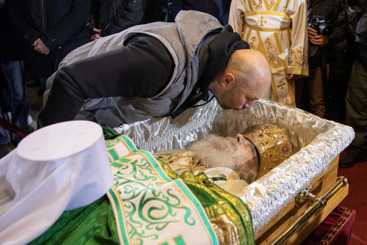 Απίστευτες εικόνες στη Σερβία: Πιστοί φιλούν τη σορό του Πατριάρχη Ειρηναίου που πέθανε από κορονοϊό (pics)