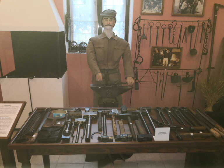 Τρίκαλα: Συλλέκτης παλιών αντικειμένων και κειμηλίων ένας πυροσβέστης – Μοναδικά τα εκθέματα