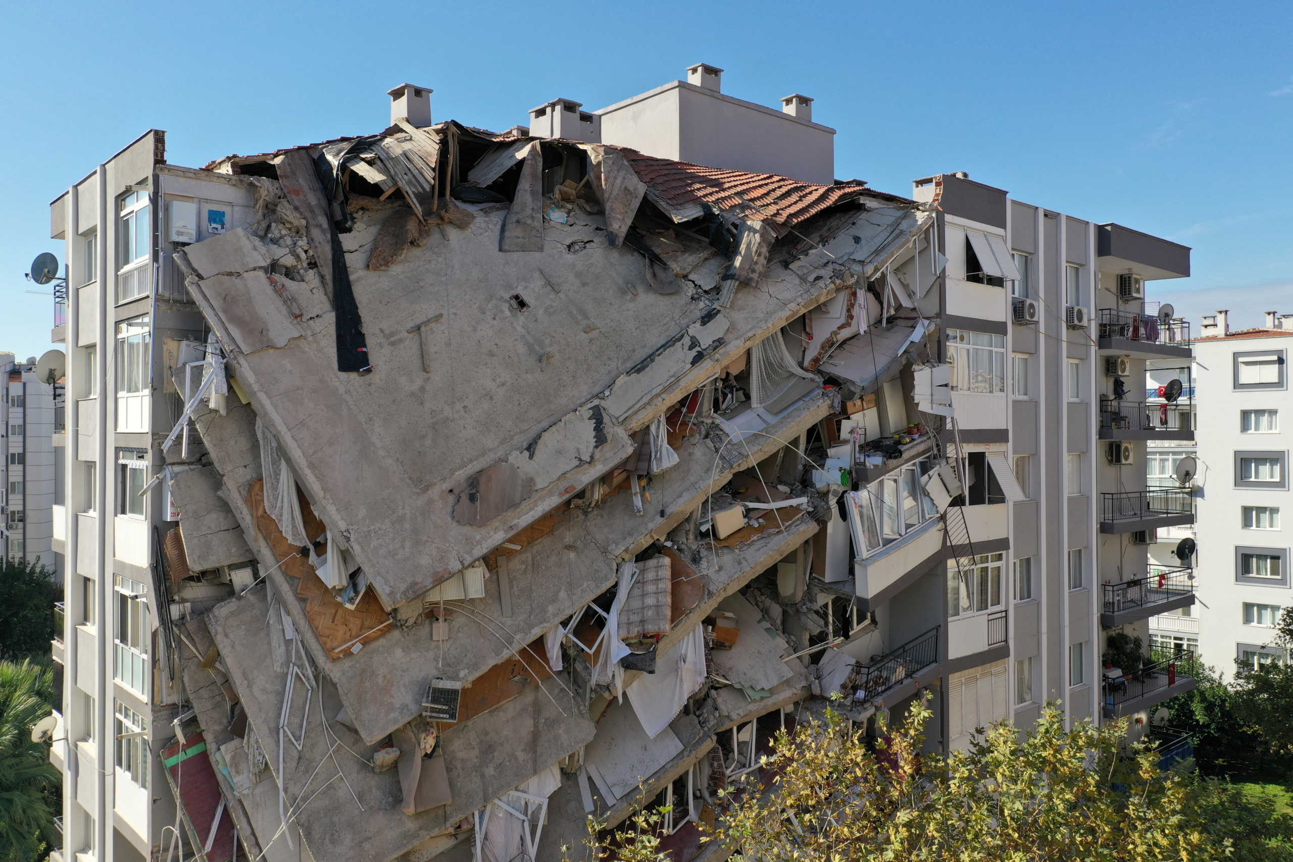 Σμύρνη: 58 οι νεκροί από το σεισμό – Γέμισε σκηνές το ποδοσφαιρικό γήπεδο