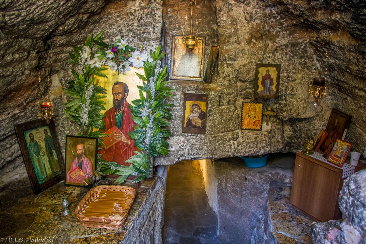 Γιατί οι πιστοί αφήνουν τα εσώρουχα τους στο σπήλαιο της Χαλκιδικής;