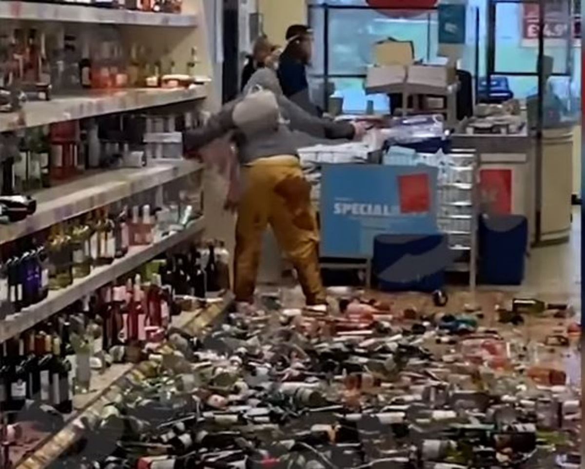 Απίστευτο σκηνικό στην Βρετανία: Μπούκαρε σε σούπερ μάρκετ και έσπασε 500 μπουκάλια (vid)